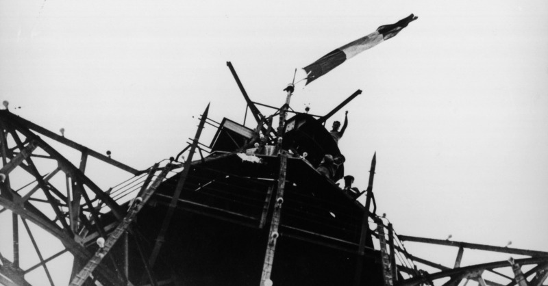 LaTourEiffel's tweet photo. 🇬🇧 Today we celebrate the 78th anniversary of the Liberation of #Paris: on August, 25th 1944, 6 firefighters heroically reinstated the French flag at my top, despite the enemy's fire. Read their epic story ✌️