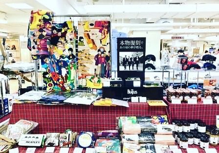 beatlesglasses's tweet photo. 小田急百貨店新宿店で「英国展」開催中☆
ビートルズサングラスも展示販売中です。
本館11階催物場にて29日まで。
ぜひお出かけください。

https://t.co/Blh2Q1NXwU

 #ビートルズ #BEATLES #サングラス #60S復刻モデル #イエローサブマリン #メガネ拭き #スマホクリーナー #小田急新宿店 #英国展 https://t.co/ZFVa9hWxiX