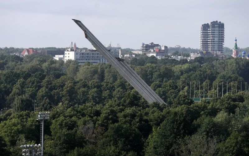 smaidīju kad viņš krita,bija tāda sajūta,ka paveikts kas sen solīts,solīts tiem,kurus"atbrīvotāji"aizveda uz Sibīriju,kuri atgriezās un kuri neatgriezās,kurus slepkavoja te pat Latvijā un tiem,kuri bēga,jo zināja ka nāk atpakaļ Baigais gads.Tādēļ arī labi saprotam ukraiņus šodien