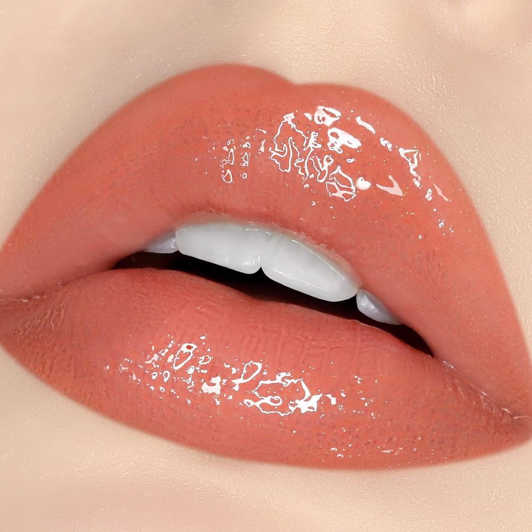 Lost in the gloss. 😍👄 

@thetaylorcherie wears Full-On Plumping Lip Polish in the shade Soulmate. #BUXOMBabe