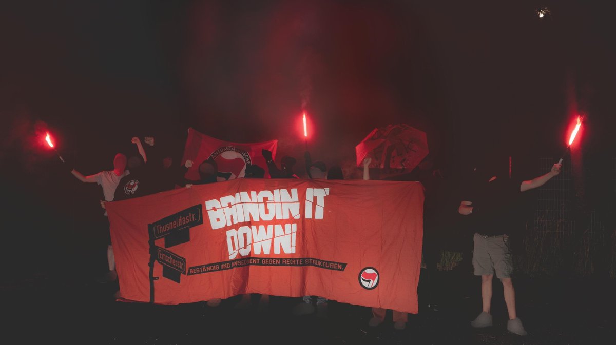 !BRINGIN` IT Down!

Mit Genoss*innen aus dem Dortmunder Umland ist dieses schicke Mobibild entstanden. Am 27.08. dann den Mythos Dorstfeld zerschlagen! 

#Dortmund 27.08. Reinoldikirche 14 Uhr
#Schwerte #nonazisdo #do2708