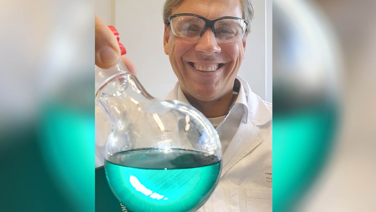 Welche Farbe hat Chemie? An der #UDE-Fakultät für Chemie grün. Sie hat das #GreenChemistry Commitment <a href="/beyondbenign/">Beyond Benign</a> unterzeichnet. Es verpflichtet, #Nachhaltigkeit zu einem Teil der Lehre zu machen und im Labor gefährliche Substanzen zu reduzieren. uni-due.de/2022-08-25-ude…
