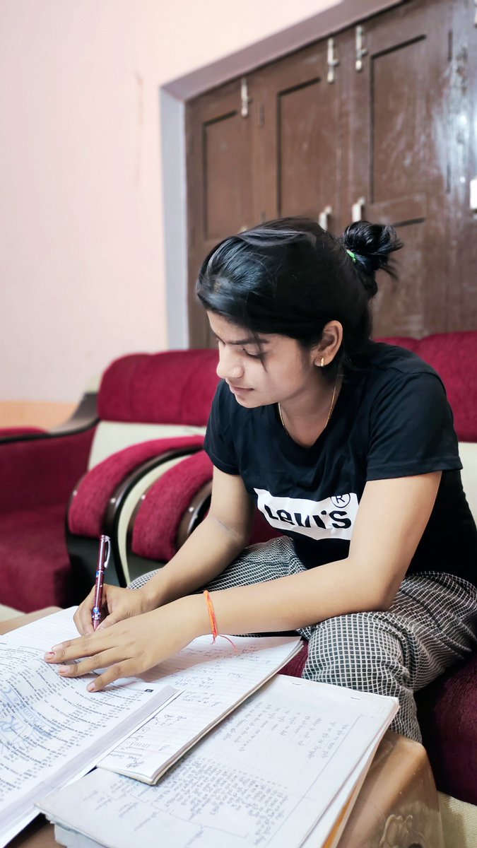 "वो एक दिन अचानक किसी result की pdf में दिखता हुआ तुम्हारा roll no तुम्हारे सारे संघर्ष , सारी परेशानियों और प्रश्न चिन्हों का जवाब देगा तुम बस खामोशी से मेहनत करते रहना मुझे यकीन है तुम्हारी सफलता शोर करेगी||
वो एक दिन.........
#struggle