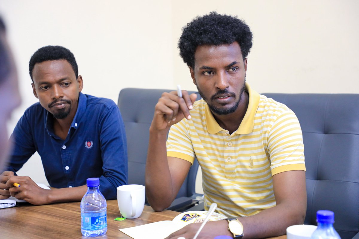 @MogUniver is pleased to host @sjs_Somalia team in the administration compound today to discuss ways of cooperation. Mogadishu University is committed to improving the capacity of Somali media and nurturing the talents of journalists. #MU25thAnniversary