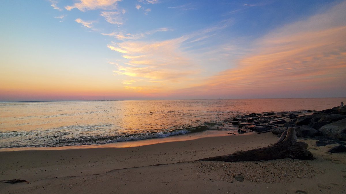 scottmcquinn1's tweet image. About to be a beautiful sunrise 🌅 in Southern Maryland👍 @TuckerFox5 @ClaireFox5DC @ErinFox5DC @fox5dc @foxweather