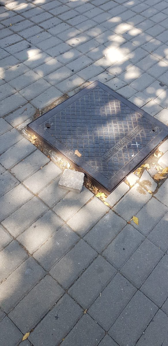 mariadlc217's tweet photo. @LymaRedsocial @aytogetafe Buenos días, rogamos si pueden revisar esto. Se acaba de caer una niña al tropezar con ello.
Calle Rigoberta Menchu, a la altura del Bar Tío Eulogio.
Gracias. #Getafe https://t.co/qqdDK5x3AN