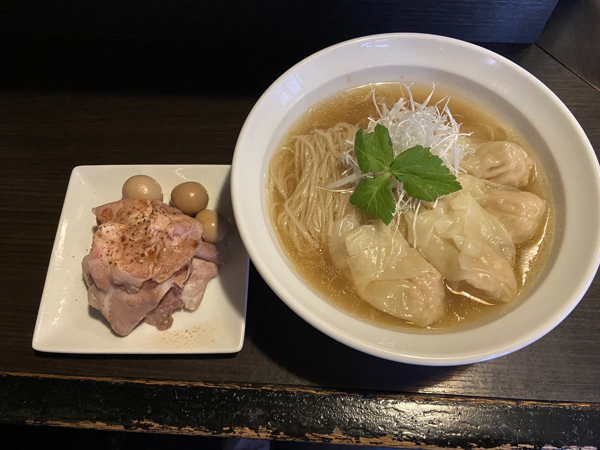 nabonayo2's tweet photo. ラーメン探訪『丿貫 福富町本店』桜木町
鶏出汁雲呑麺(肉増し・うずら)

鶏の旨味が凝縮されたスープ､ややオイリーだが淡口のカエシでとても優しい味🤣👌細ストレート麺も相性良し👍花びらの様なレア叉焼は相変わらず旨し💯💯💯軟骨入り紫蘇風味の鶏雲呑は超絶品🈵🌈流石の逸杯､ご馳走様でした🍜🙏🙇‍♀️ https://t.co/iYFFiHK9cV