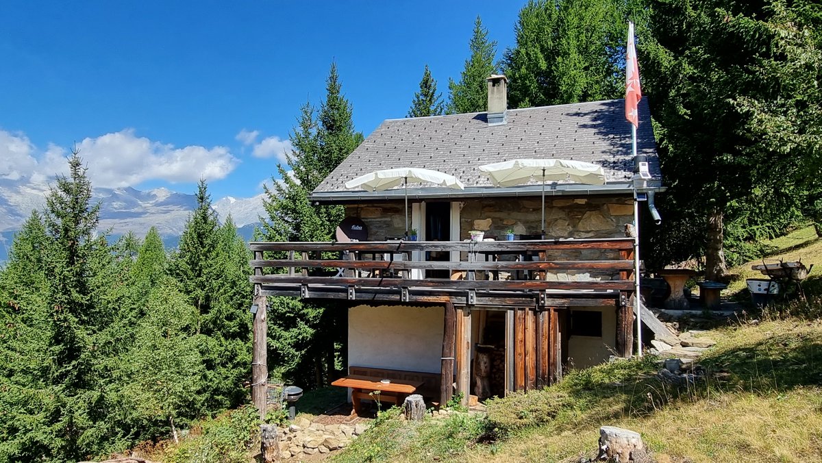Alpenweerman's tweet photo. "Paradisli" Chalet Bergfriede en weerstation #Rosswald (1800m). Fenomenale vergezichten met oa blik richting zuiden #Simplonpas (2010m) #Wasenalp #Rothwald https://t.co/6Ne4nTQCbN