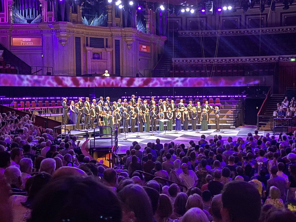 GenesisSixteen's tweet photo. #throwback to last night’s MEGA @bbcproms Late-night #speminalium @jamesmacm 40-part Vidi aquam + other gorgoeus tunes, and our #GenesisSixteen @Genesis_Fndn singers were lucky enough to be there LIVE as part of a well-deserved PACKED @RoyalAlbertHall - Bravi tutti @TheSixteen 🤩 https://t.co/O2EdzogOXy