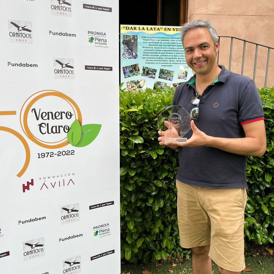 VeneroClaro's tweet photo. Desde Venero Claro queremos agradecer a Álvaro López Tejada, artista abulense, la colaboración con nosotros en los talleres medioambientales. ¡Muchas gracias! 👏​ 

#colaborador #medioambiente #arte #tallermedioambiental #VeneroClaro #campamento https://t.co/SvbwNszase