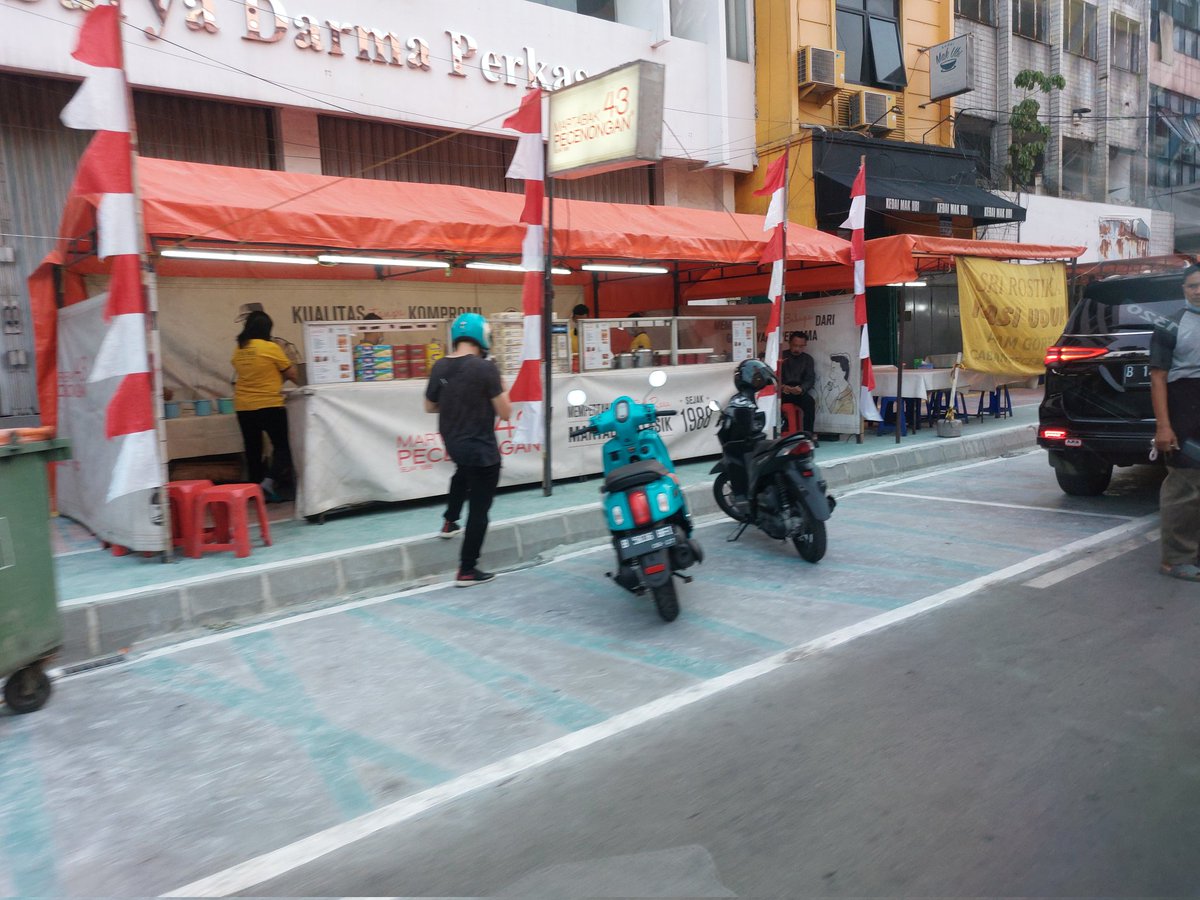 moan_dreds's tweet photo. Ini trotoar dibagusin, dikasih jalur sepeda tapi riilnya buat pecel lele @DKIJakarta https://t.co/Wv5H6fBYSM