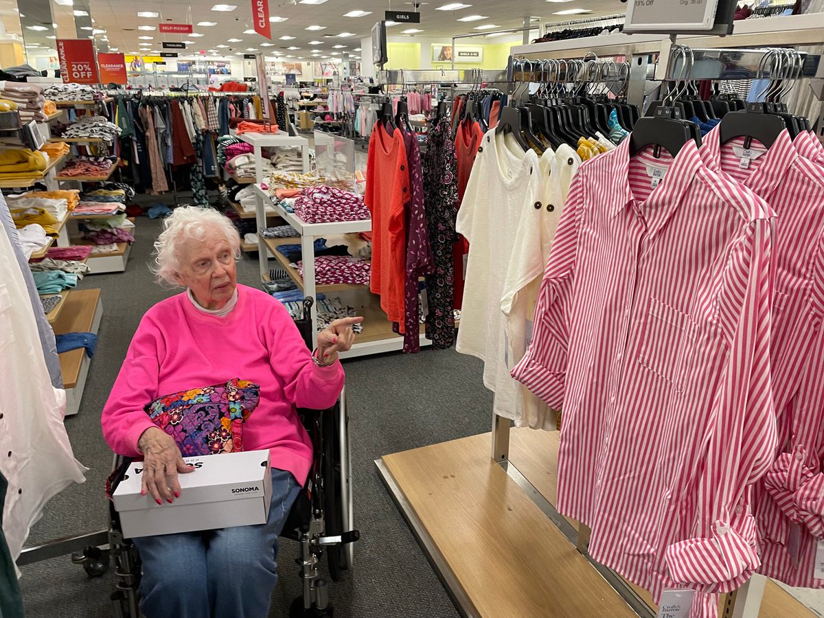 WillowsatFF's tweet photo. We went to Kohl’s to look for outfits for our upcoming Captain’s Ball! #somewherebeyondthesea #trilogythemeweek #captainsball https://t.co/roeurFMhXp