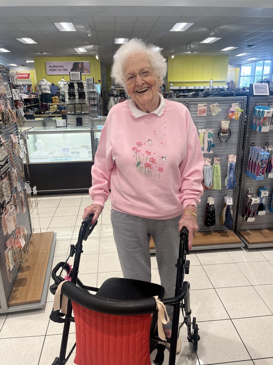 WillowsatFF's tweet photo. We went to Kohl’s to look for outfits for our upcoming Captain’s Ball! #somewherebeyondthesea #trilogythemeweek #captainsball https://t.co/roeurFMhXp
