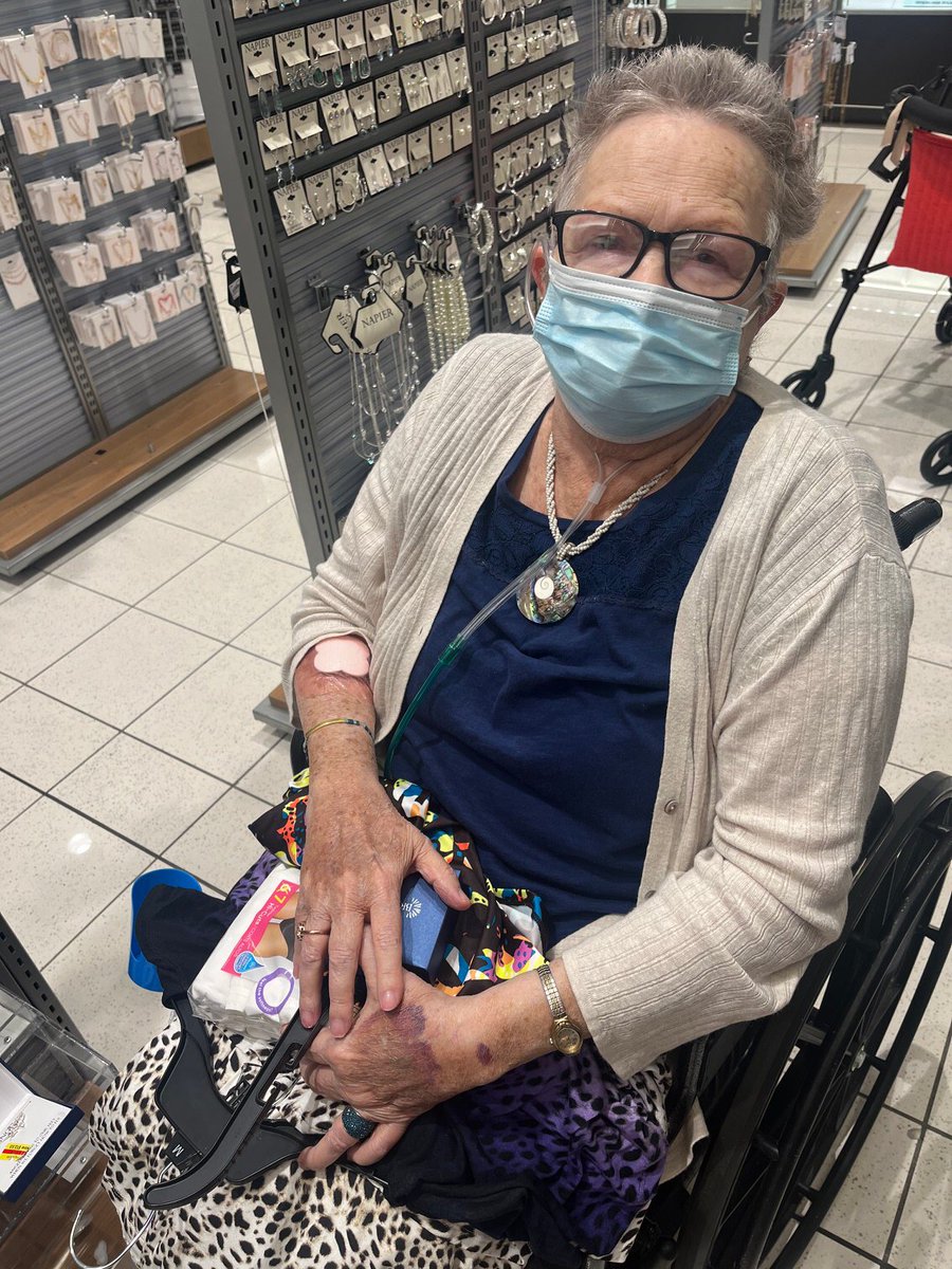 WillowsatFF's tweet photo. We went to Kohl’s to look for outfits for our upcoming Captain’s Ball! #somewherebeyondthesea #trilogythemeweek #captainsball https://t.co/roeurFMhXp