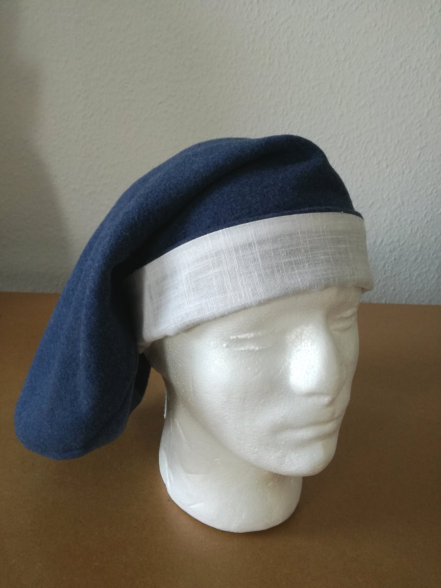 LuaMedia's tweet image. Quiero compartir lo último que he añadido a mi tienda de #etsy: Tocado masculino 'bag hat' confeccionado en paño de lana azul ahumado y forrado en lino blanco, para recreación histórica del siglo XV etsy.me/3Ctj9V1 #baghat #luamedia #reenactment #woolhat