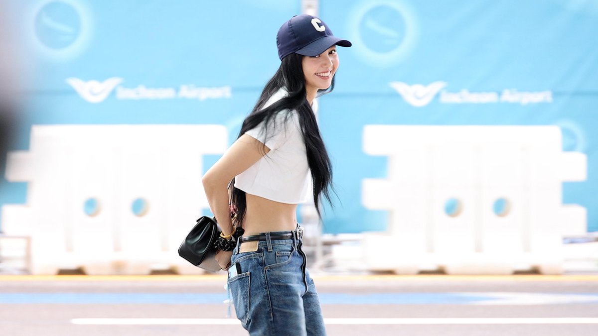 bimong_fancam's tweet photo. #BLACKPINK “#LISA” (#블랙핑크 #리사) 출국 직캠 | 인천공항 • 비몽 Incheon Airport Departure (FANCAM)

https://t.co/zoQqXtE1xk https://t.co/TfNAJxVdET