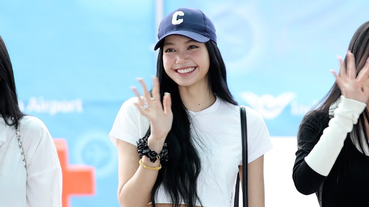 bimong_fancam's tweet photo. #BLACKPINK “#LISA” (#블랙핑크 #리사) 출국 직캠 | 인천공항 • 비몽 Incheon Airport Departure (FANCAM)

https://t.co/zoQqXtE1xk https://t.co/TfNAJxVdET