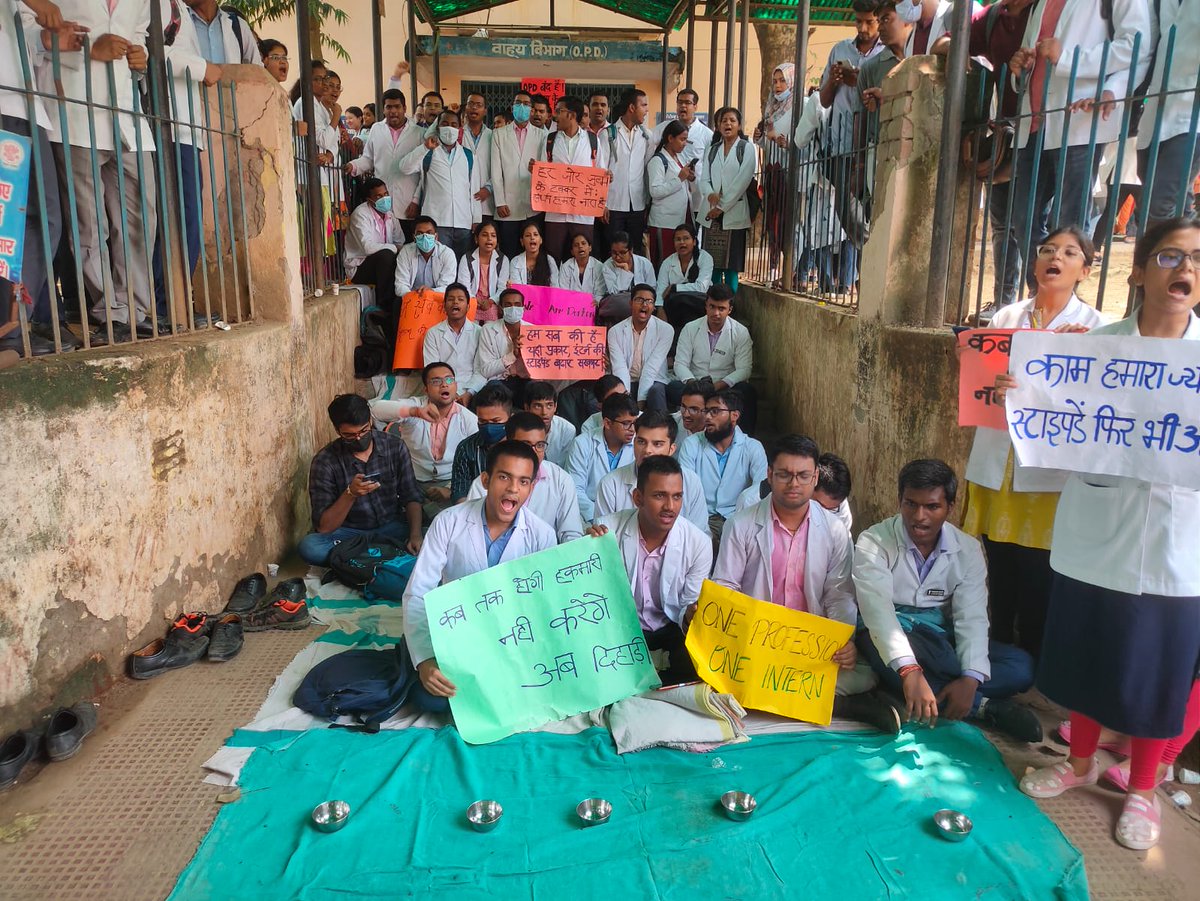Shubham79225413's tweet photo. 4th day of PAN Bihar Intern strike of all State Medical college...
But after all this, till now whole administration is sleeping...
@NitishKumar @yadavtejashwi
 #raise_bihar_mbbs_intern_stipend https://t.co/uEwemZPOH4