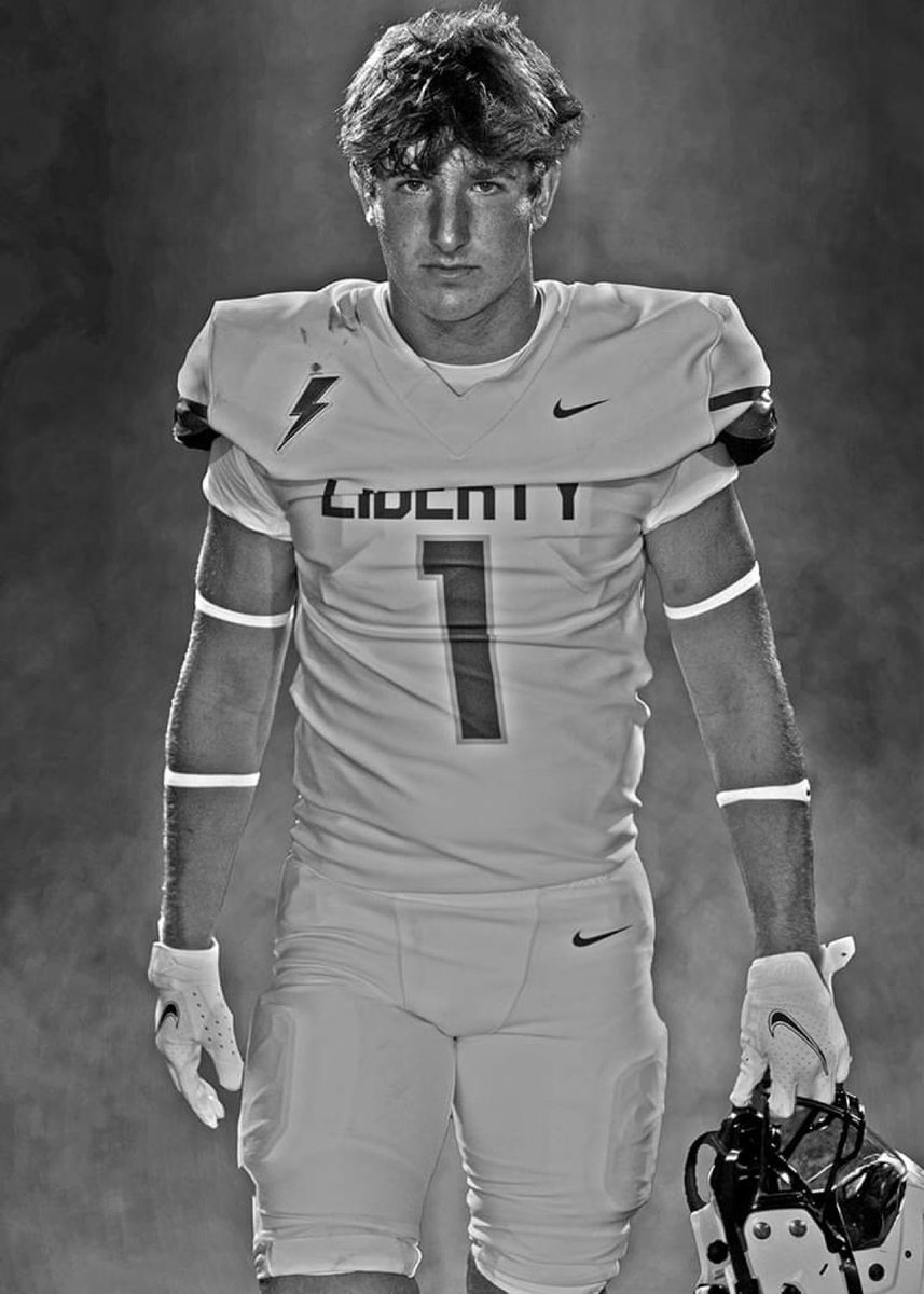 HCLightningFB's tweet photo. 1 day until Liberty ⚡️🏈! @kinnickstadium @ethan_neels https://t.co/TWmVQeN16I