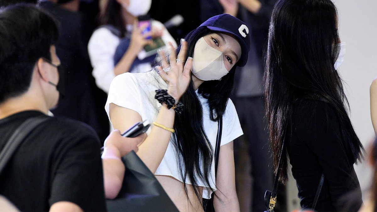 bimong_fancam's tweet photo. #BLACKPINK “#LISA” (#블랙핑크 #리사) 출국 직캠 | 인천공항 • 비몽 Incheon Airport Departure (FANCAM)

https://t.co/zoQqXtE1xk https://t.co/GY67QYsspX