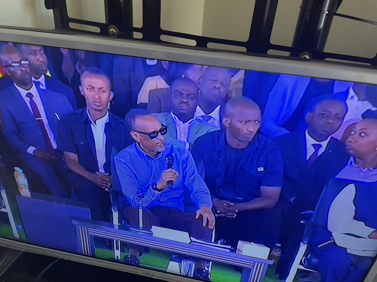 Bagiruwubusa's tweet photo. Hari ibibazo bya rubanda bimaze imyaka igera muri 30 bitarakemuka. Byamenyekaniye mu rugendo rw’umukuru w’igihugu @PaulKagame yagiriye mu karere ka Ruhango. Aciye #Iteka ko biva mu nzira! https://t.co/kIEzQBdDdA
