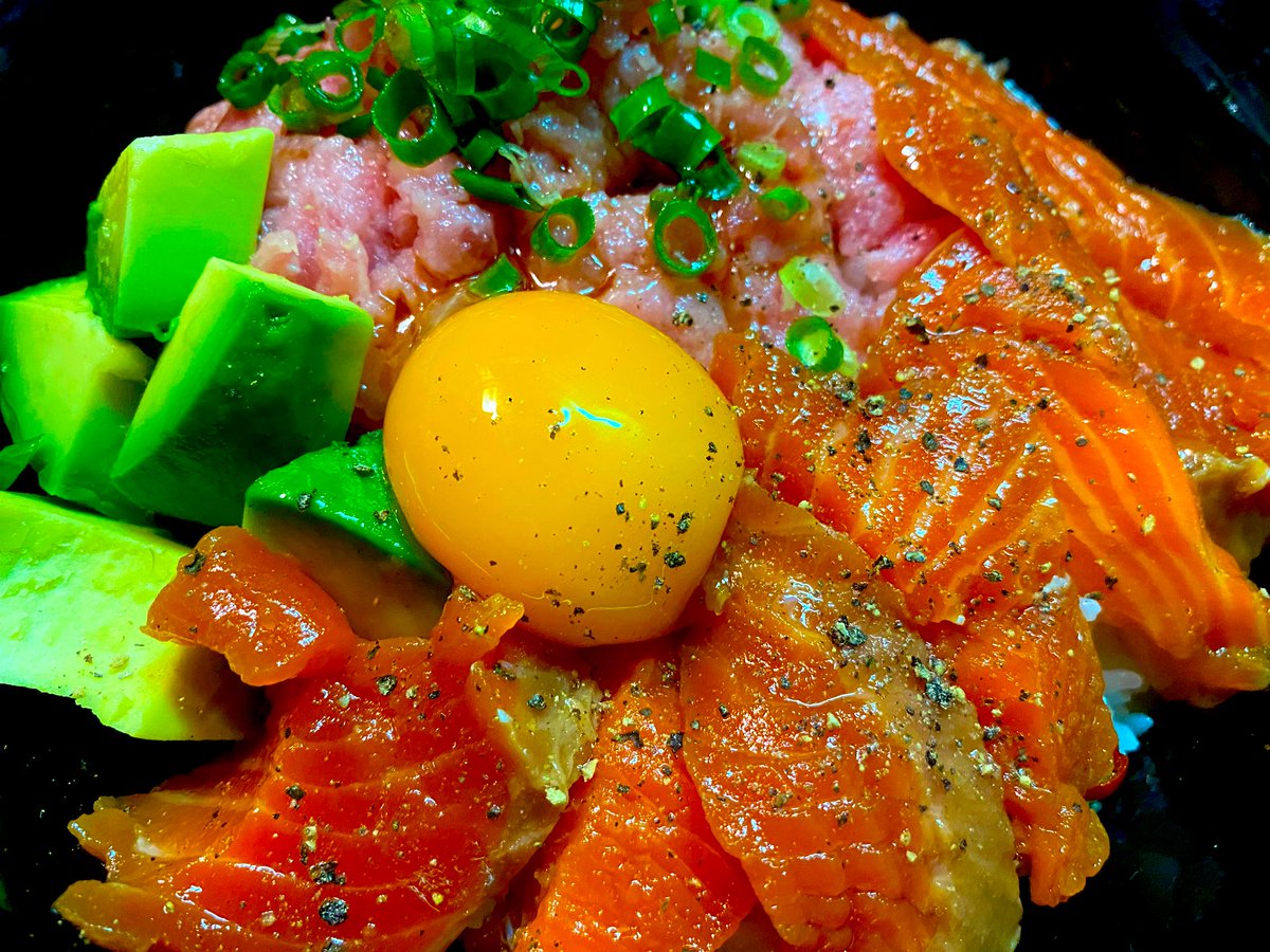 aihara_k_'s tweet photo. 今日はサーモンネギトロアボカド丼😋卵黄ちょっとずれた～ https://t.co/n2mRW46AX2
