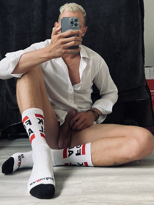 Have nice day to all my generous followers ?

#whitesocks #whitesocksfetish #casmaster https://t.co/