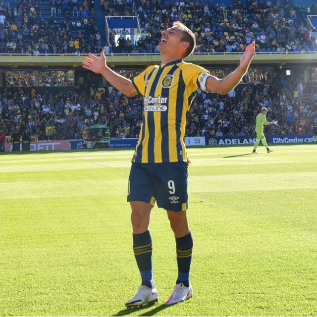 MARCVER76's tweet photo. 18 años de tu debut, difícil ir a la cancha y no verte...soñando con una vuelta 💙💛 nuestro amado capitán #9 https://t.co/ce7W1opsZ5