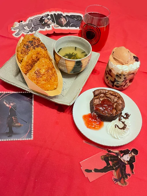 ざっくりメニュー!【双騎】パフェ、カレー、春風桃李巵【鶴丸】ホワイトオムレツ〜俺の落書きを添えて〜、一服甘味、チーズケーキ(綿菓子にベリーソースかけると何か出てくる)【伽羅】ガトーショコラ、焼きおにぎり茶漬け、珈琲ゼリーパフェ鶴と龍形のチョコもちゃんと手作り 
