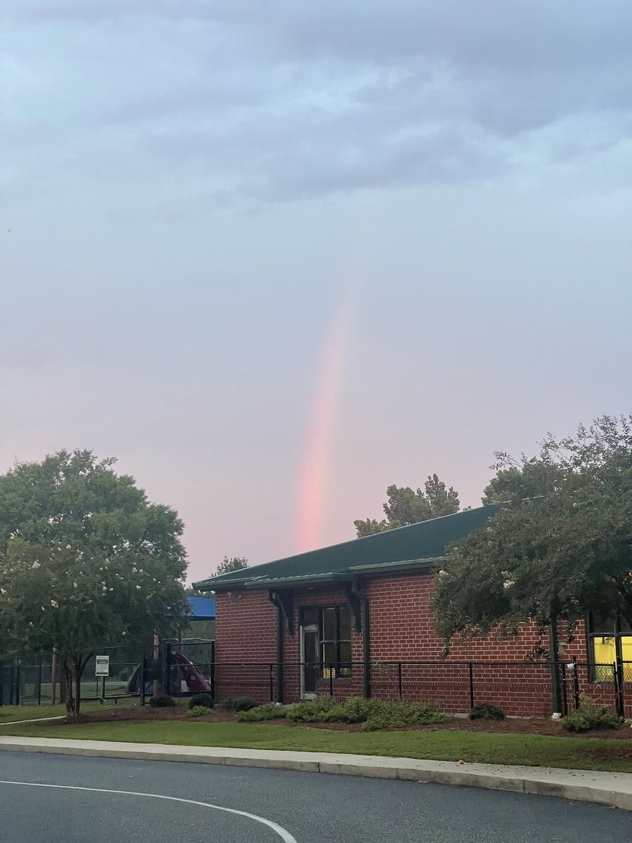 JamesIslandES's tweet photo. Here’s the view of the car rider line this morning! Today’s going to be a great day! 🌈 #wearejies #fullsteamahead #flightjies #SoaringToNewHeights #catchthevision https://t.co/jbm2yoYrBg