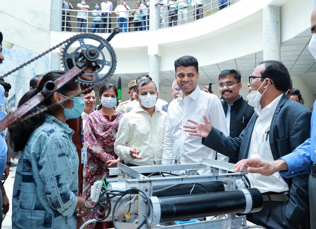 CMO_Odisha's tweet photo. As per the direction of CM Shri @Naveen_Odisha, @SecyChief Shri S C Mahapatra along with Secy to CM (#5T) Shri V K Pandian and Principal Secy Shri Hemant Sharma, Skill Development, reviewed the various transformational and developmental initiatives in #Sambalpur. https://t.co/qdFB2WRjoT