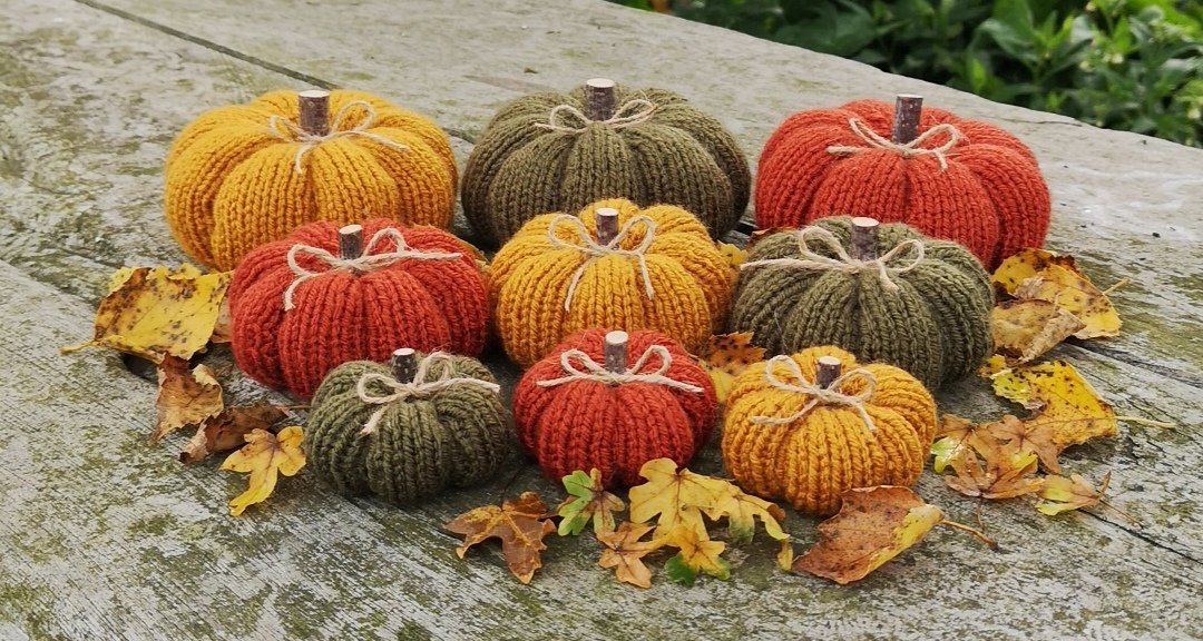 Hi all 👋
I'm back!!!!

Have noticed a bit of an #Autumnal feel in the air, so thought it would be a good time to knit some of my pumpkins, which proved to be really popular last year.
Please visit my #Etsy store to check them out 🙏

etsy.me/3a3OBZp