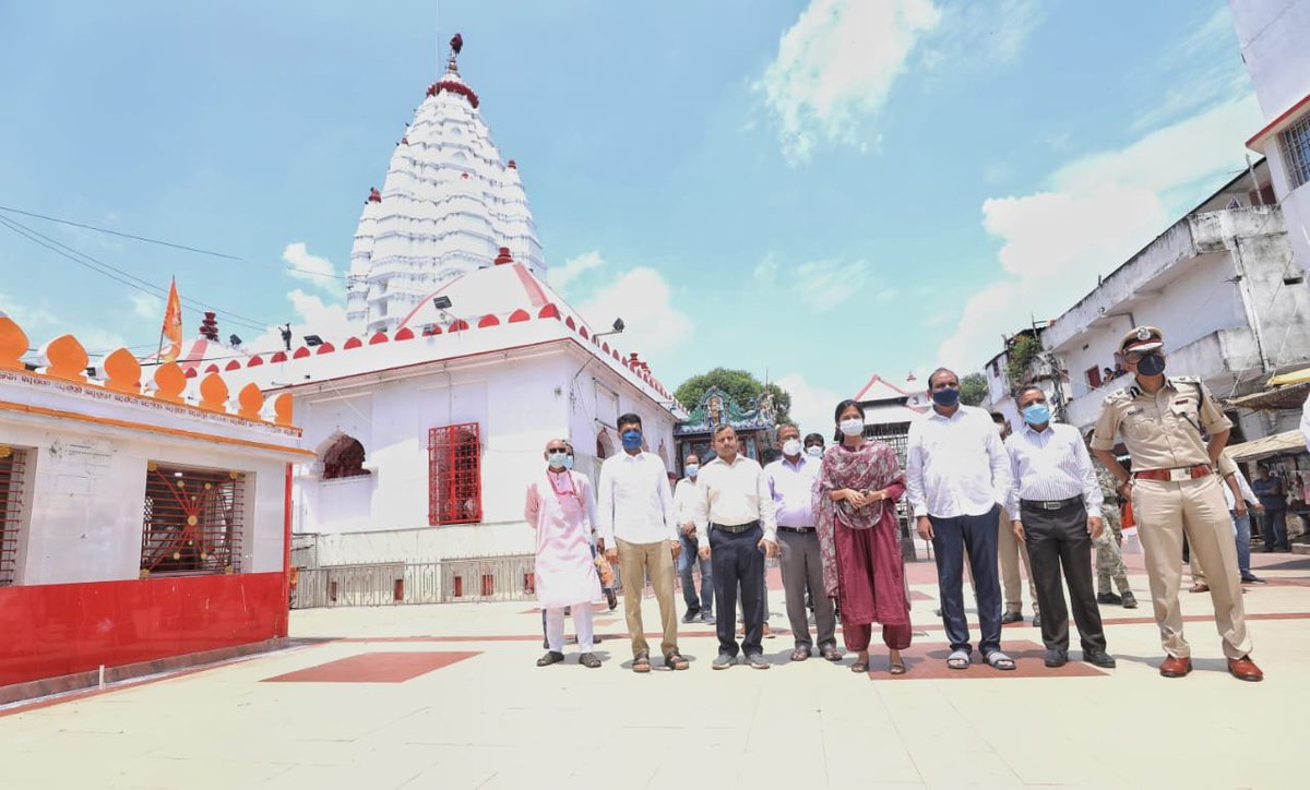 CMO_Odisha's tweet photo. As per the direction of CM Shri @Naveen_Odisha, @SecyChief Shri S C Mahapatra along with Secy to CM (#5T) Shri V K Pandian and Principal Secy Shri Hemant Sharma, Skill Development, reviewed the various transformational and developmental initiatives in #Sambalpur. https://t.co/qdFB2WRjoT