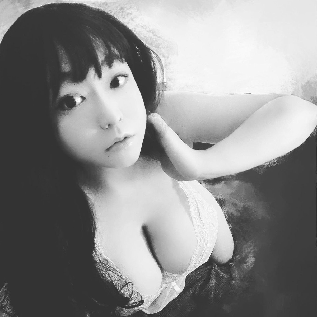 上一張照片有6000多個♥️...有那麼好看嗎？如果這一張呢？應該不會比較少♥️吧？（笑）
PATREON更新了，在那邊都收到這麼多♥️就好啦（笑）
#完整的我在PATREON https://t.co/fzsp9lxDY8