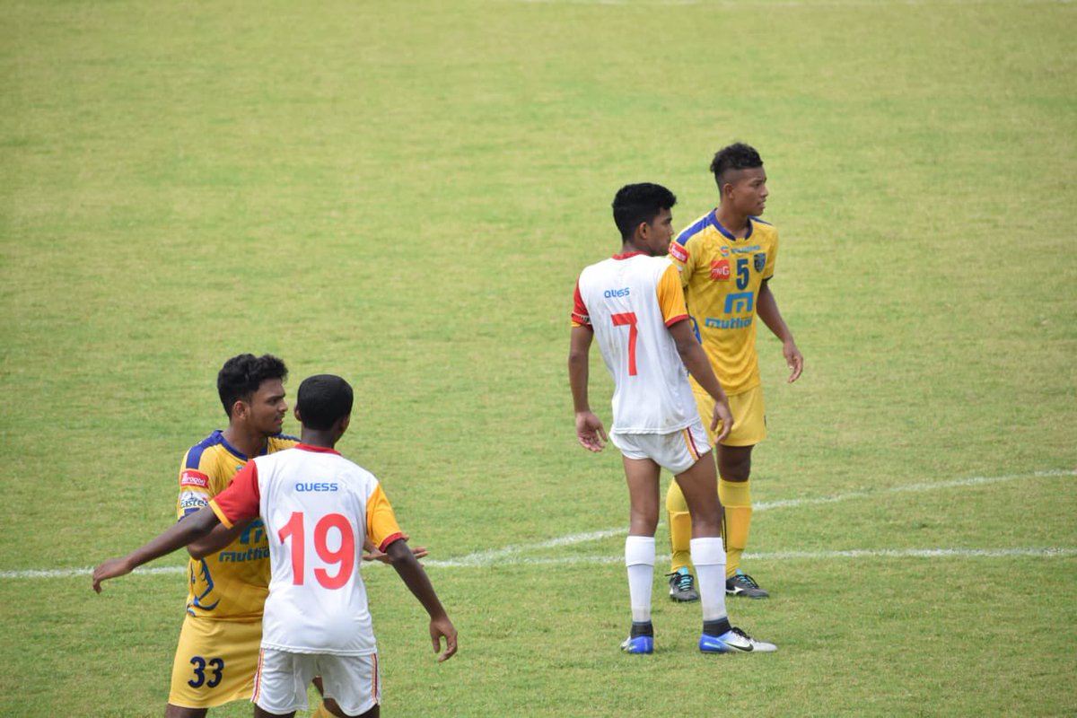 dey_akhay's tweet photo. Old memories #Captain #eastbengal ❤️💛 #football     📸#trisham https://t.co/XPuDOXvbdO