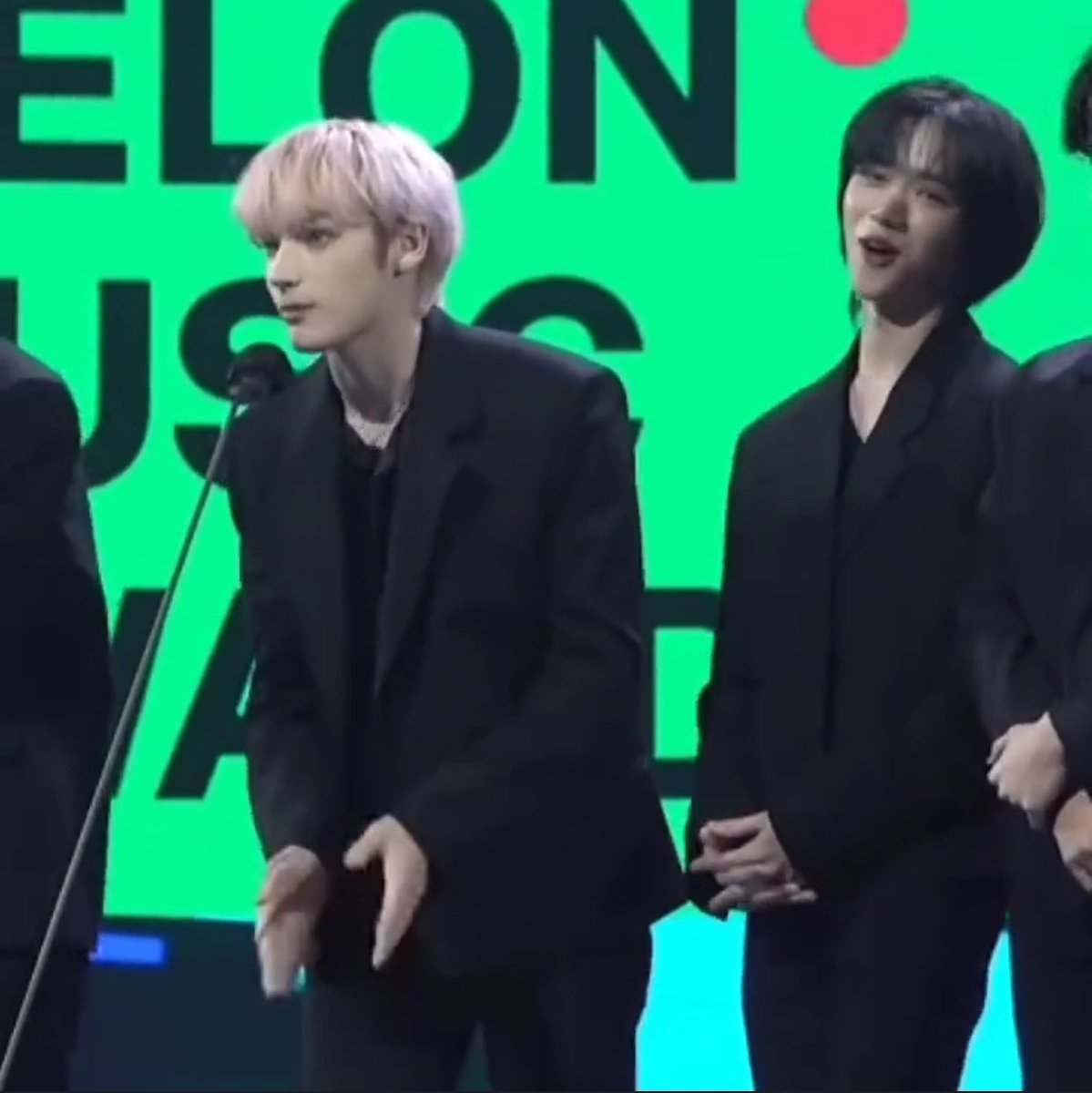 allabtxt's tweet photo. literally beomgyu everytime huening kai does his thank you speech in english : 😯😁👏🏻 https://t.co/f9OivgLmih
