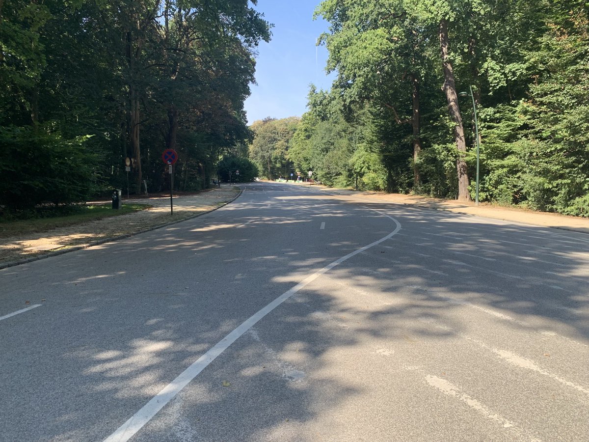 Si besoin d’un peu de calme, je vous conseille le bois de la Cambre à midi. Plus de voitures, mais plus de piétons et de cyclistes. Un désert urbain. Merci ⁦<a href="/elkevdbrandt/">Elke Van den Brandt</a>⁩