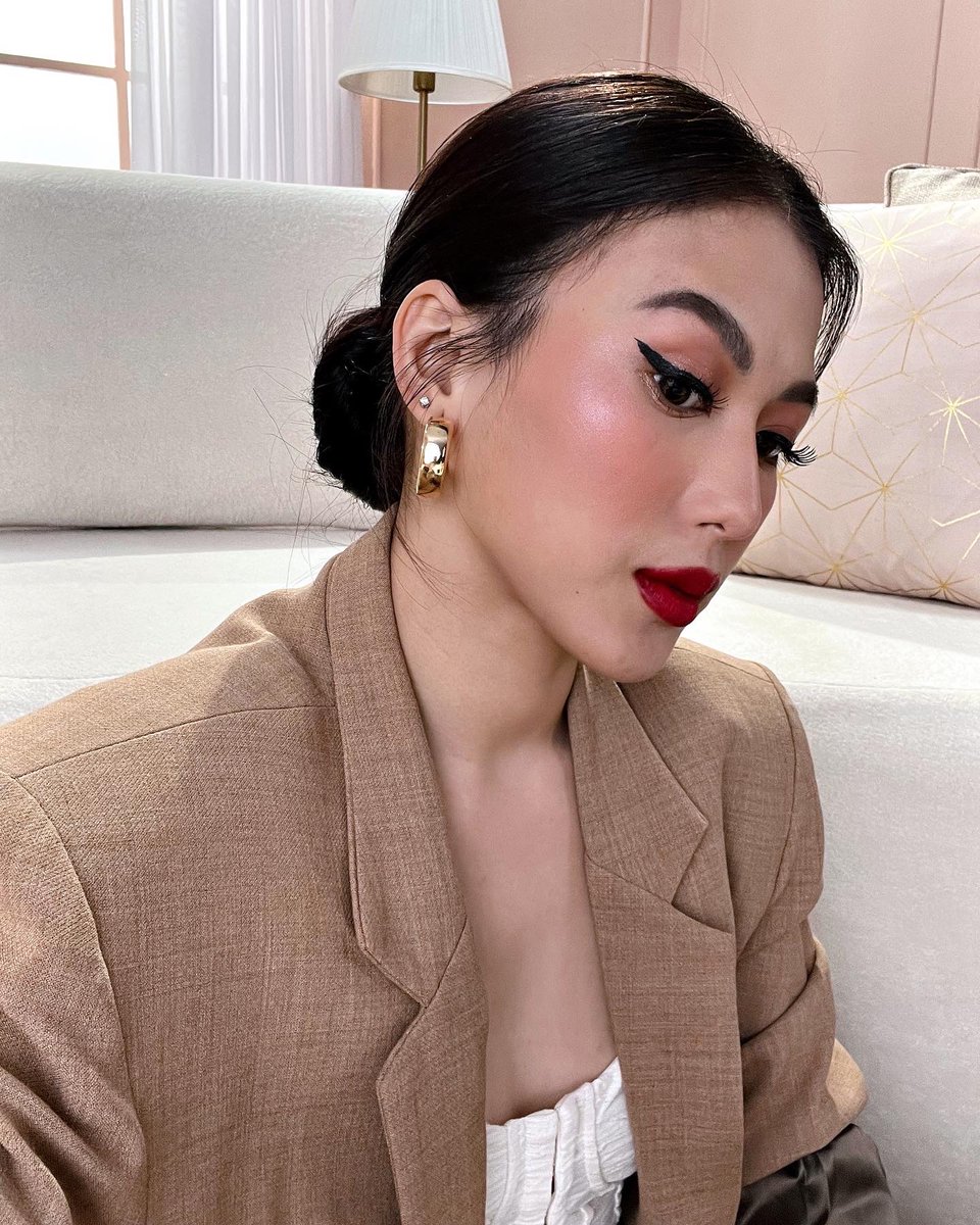 Mscathygonzaga's tweet photo. Red lipstick and wing liner! 50pesos off when you use code: EVERXAG on shopee! ❤️🖤 
@EverBilenaPH
 #AGforEverBilena https://t.co/P3PsXVu32A