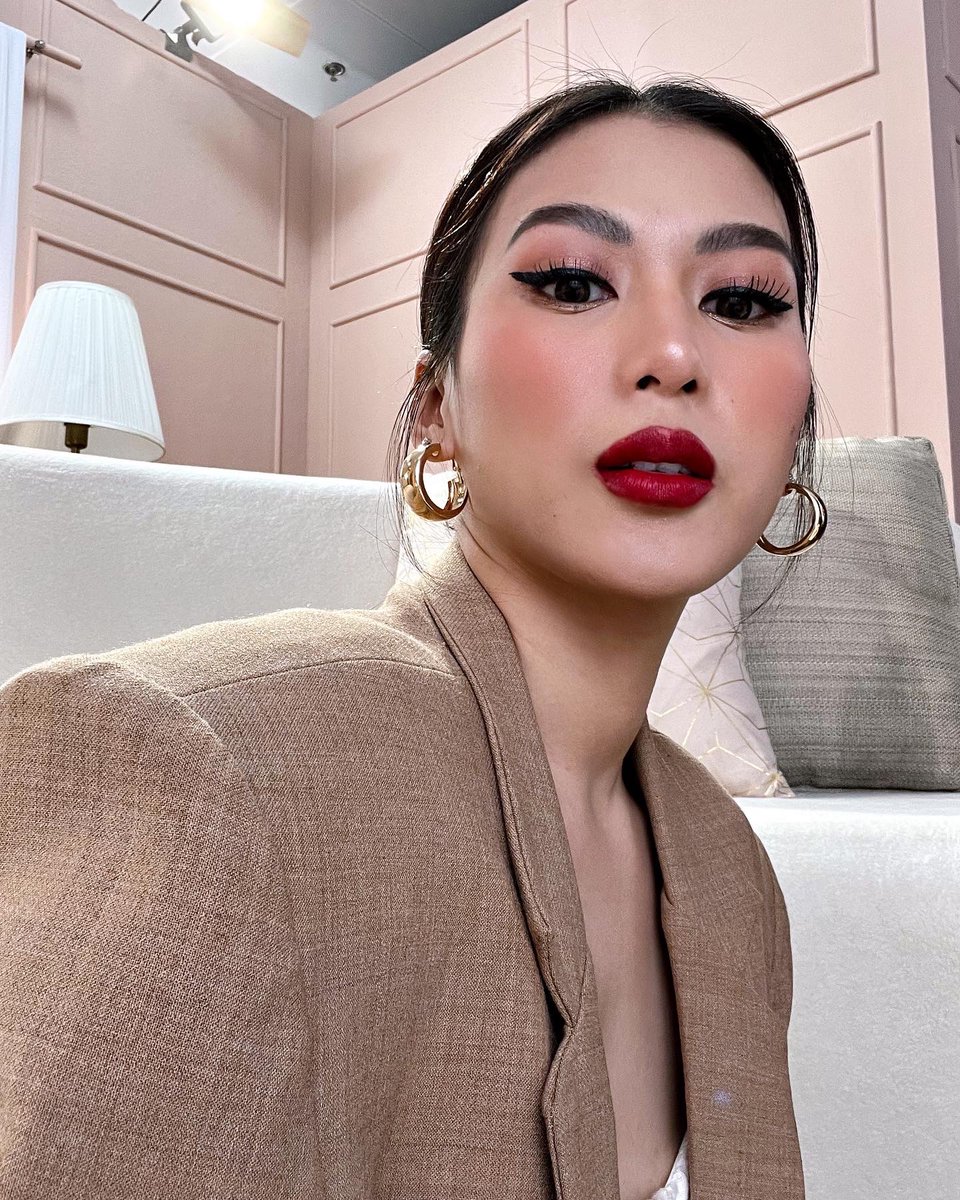 Mscathygonzaga's tweet photo. Red lipstick and wing liner! 50pesos off when you use code: EVERXAG on shopee! ❤️🖤 
@EverBilenaPH
 #AGforEverBilena https://t.co/P3PsXVu32A