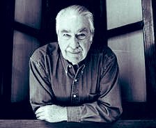 “La verdadera tragedia de envejecer consiste en que allá, dentro de nosotros, sigue un eterno muchacho que no registra el paso del tiempo”.

Álvaro Mutis nació el 25 de agosto de 1923.