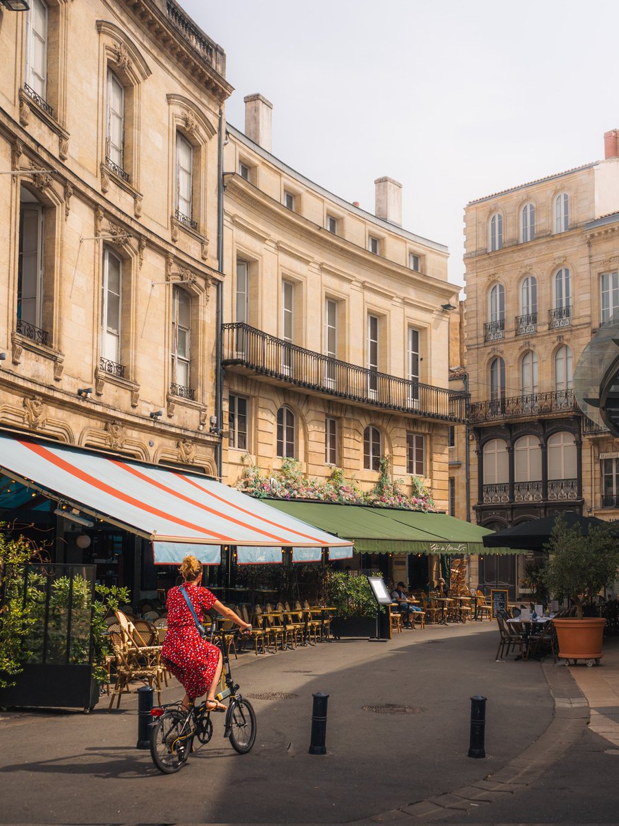 AdrienGQT's tweet photo. Quelques instants d'une matinée à Bordeaux 🌈 https://t.co/7g88zxNCj1