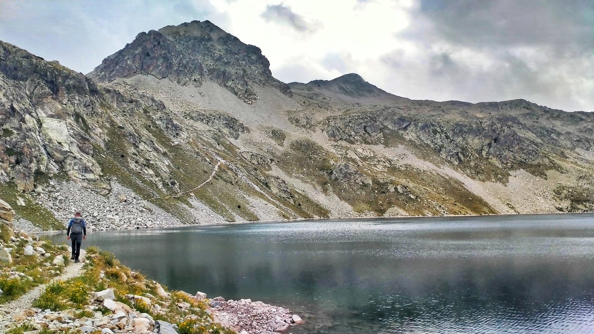 Una bonica excursió d'alta muntanya sense gaire esforç és assolir el Pic Baciàs (2.754 m) passant per l'Ibón Superior de Brazato ca.wikiloc.com/rutes-alpinism… gaudim d'unes fantàstiques vistes dels cims de Garmo Negro i Argualas i de la Vall del Riu Caldarés.