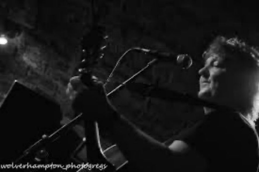 Live music 🎶 tonight <a href="/SandbrookVaults/">Sandbrook Vaults</a> with the fantastic Tony Skeggs. Tony will be live from 8:30pm. #vivalavaults #livemusic #lovepubs