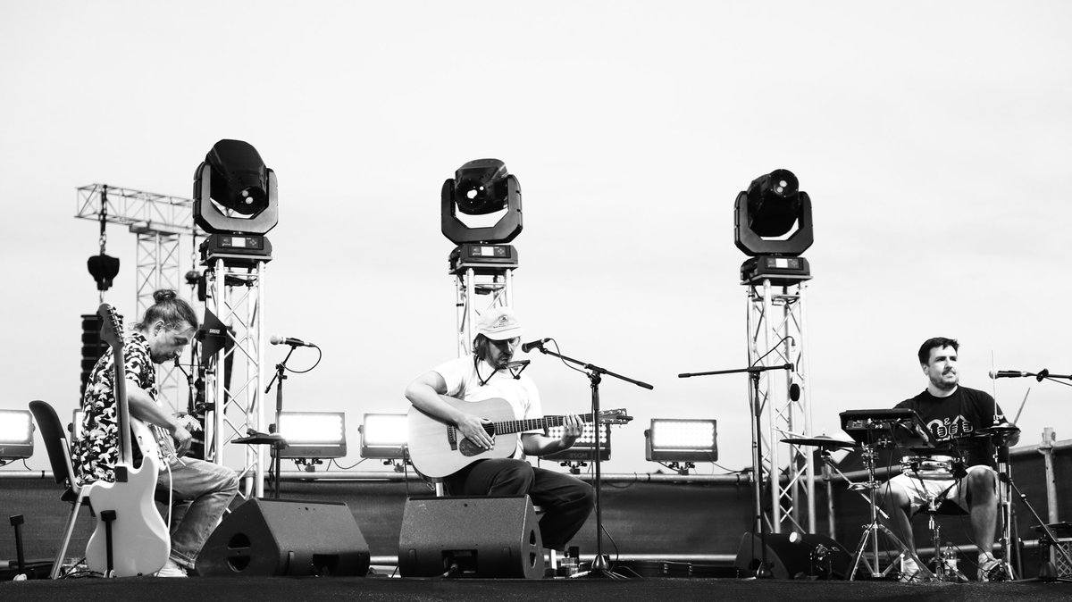 das_hobos's tweet photo. On the moon 🌓 @ The Roofs Festival @ECMunich2022 #dashobos #randomhomelive #trikont #BackToTheRoofs #Munich2022 📸 by @WarmDefeat https://t.co/qE2EK8GfdL