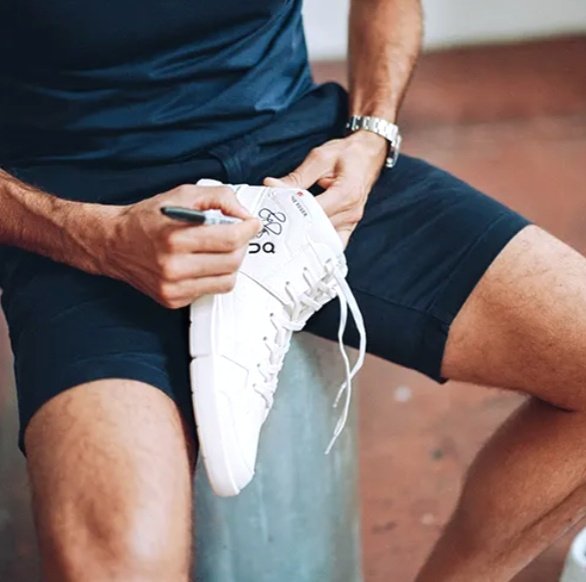 hanaycp's tweet photo. To celebrate the release, On running 🎯 giving away three pairs of shoes signed by Roger Federer himself 👟५✍🏻

#THEROGER Clubhouse Mid https://t.co/Us0SSH3C4o
