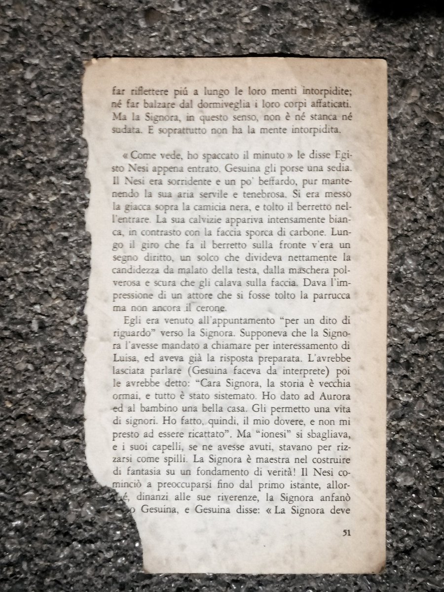martinafiorilli's tweet photo. La #cultura è scesa in strada,  letteralmente. Ieri sera, passeggiando, ho notato questi fogli che giacevano in un parcheggio, tra le auto. Ho subito pensato a chi li avesse perduti, o buttati. Segno di chi non legge più?  Delle sporche strade? Di una #propaganda letteraria? https://t.co/379CcRir2m