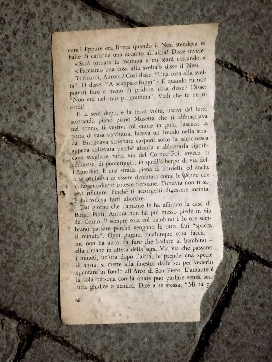 martinafiorilli's tweet photo. La #cultura è scesa in strada,  letteralmente. Ieri sera, passeggiando, ho notato questi fogli che giacevano in un parcheggio, tra le auto. Ho subito pensato a chi li avesse perduti, o buttati. Segno di chi non legge più?  Delle sporche strade? Di una #propaganda letteraria? https://t.co/379CcRir2m