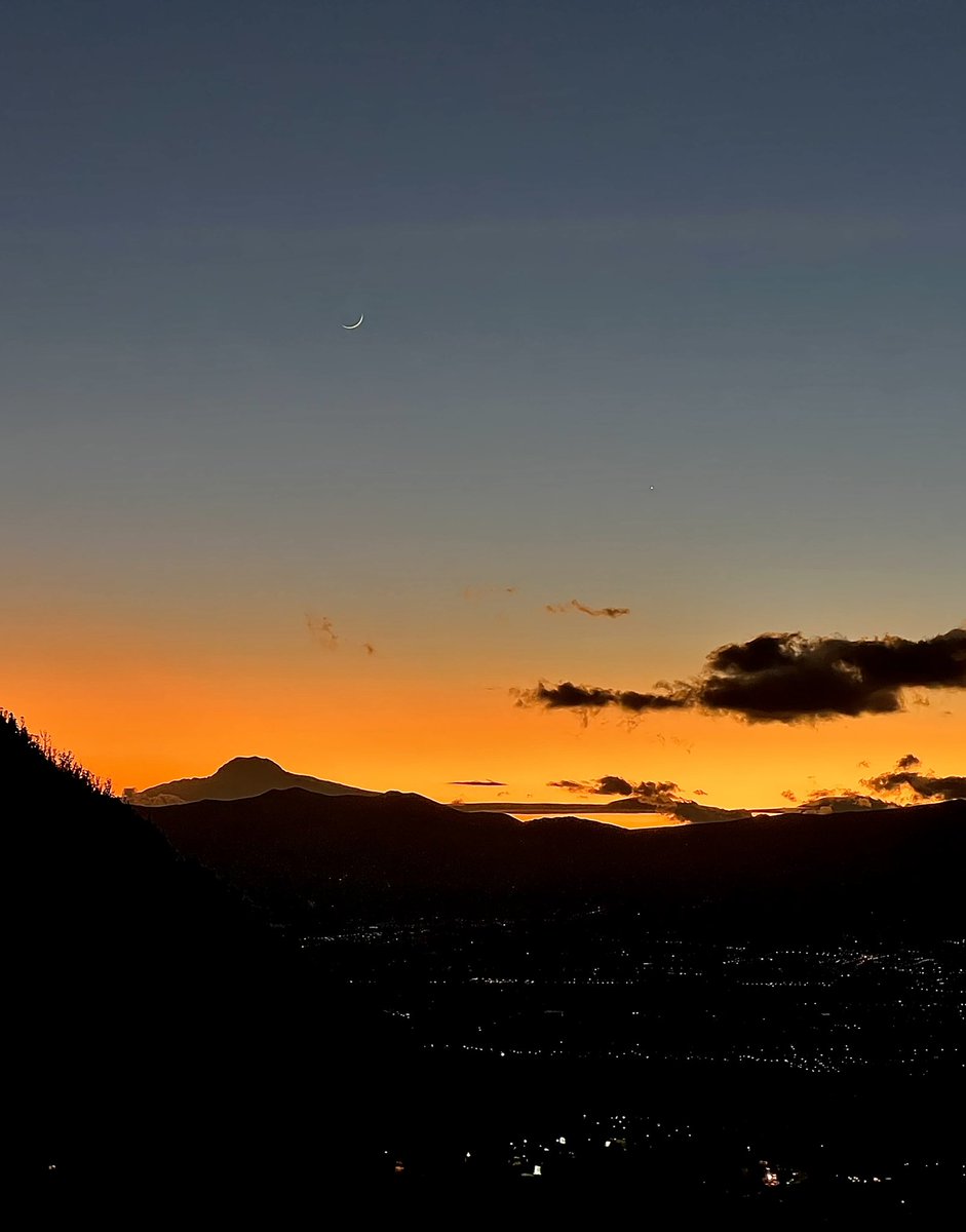 jpmoralesviteri's tweet photo. Cielo de #Quito de las 05:50. Amanecer en tonos naranja, las luces Del Valle de #Tumbaco, al fondo la silueta del #Cayambe con #Luna menguante y #Venus https://t.co/5lRAY9c7Ik