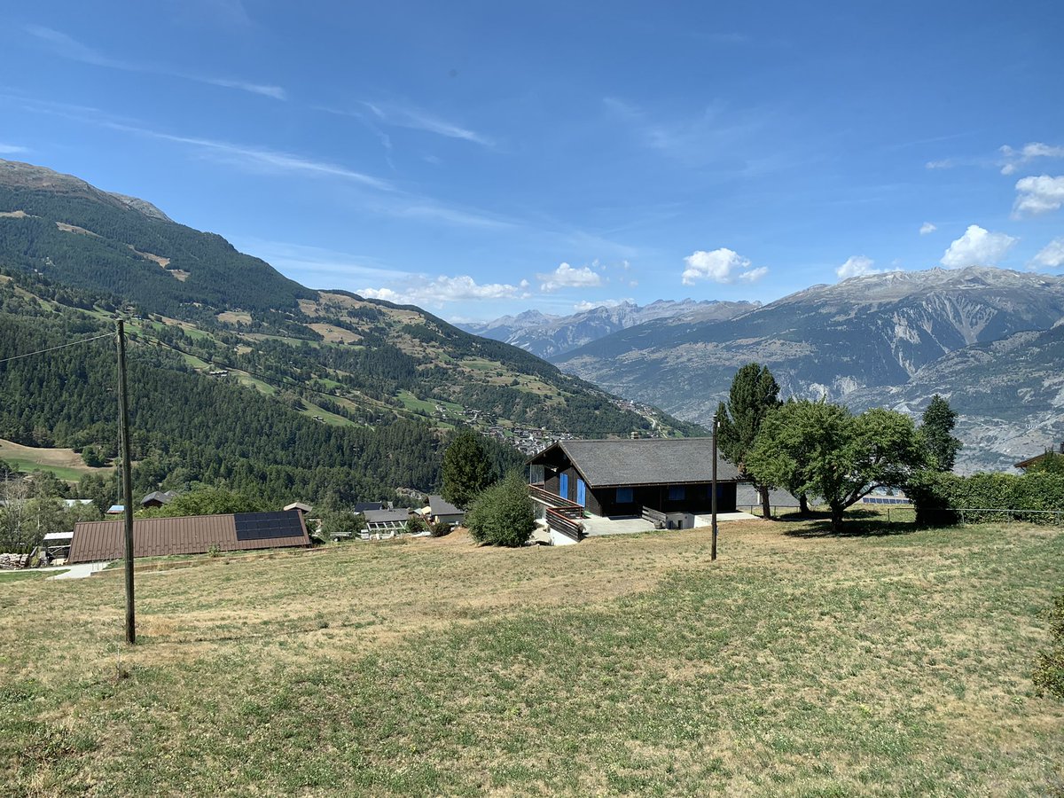 dries_kalsbeek's tweet photo. Met dit uitzicht elke ochtend opstaan, ik geef het je te doen! 🇨🇭 #zwitserland #holidays #genieten #impressing https://t.co/4x3EYJyujc