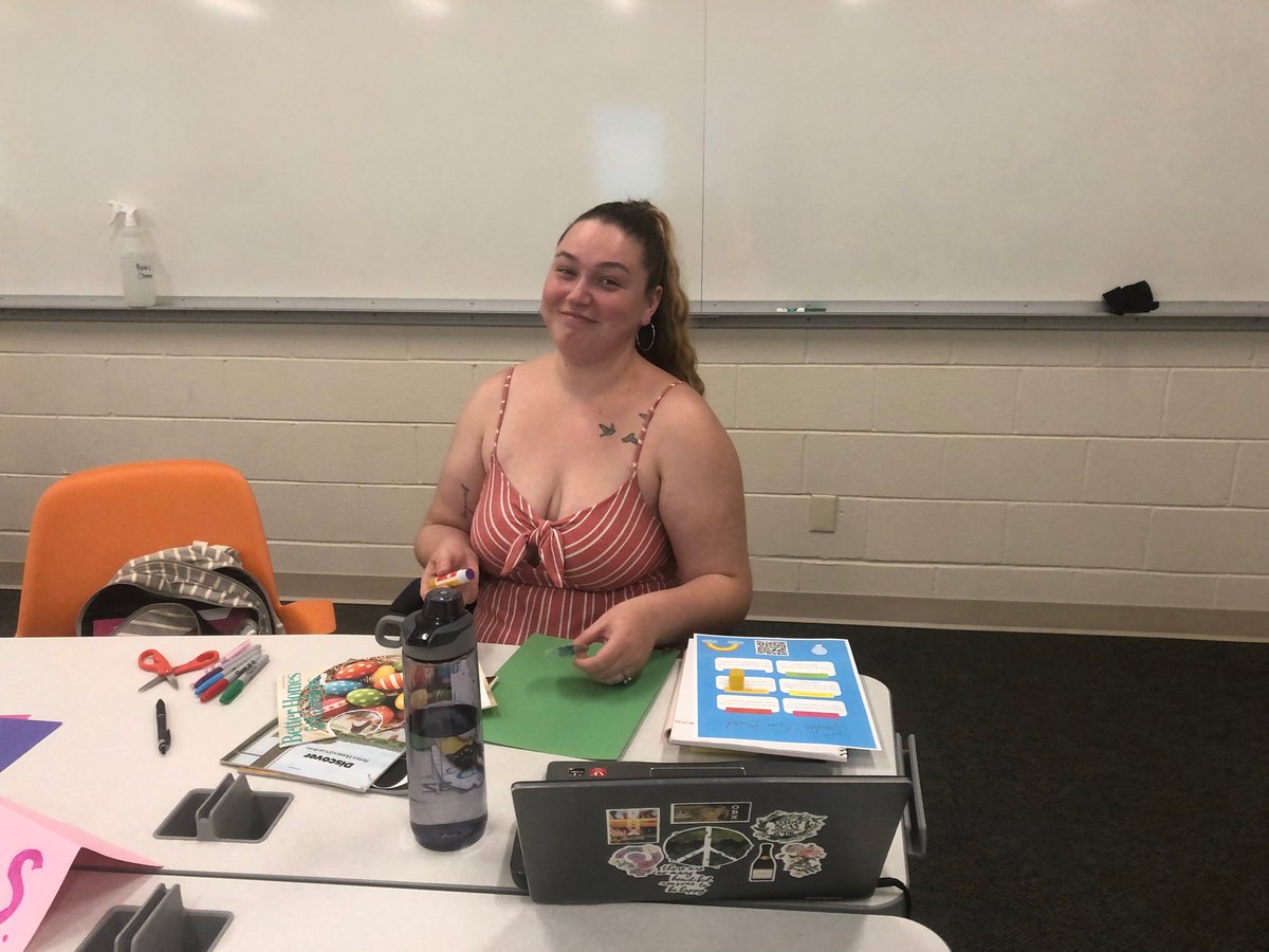 KCapLiteracy's tweet photo. My #EtownLiteracyMethods set goals for themselves by creating vision boards! #creativity #literacy #SEL @EtownCollege https://t.co/mKpRZQPgVS
